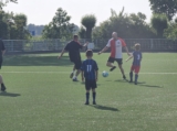 Laatste training S.K.N.W.K. JO8-1 (partijtje tegen de ouders) van maandag 2 juni 2025 (77/123)